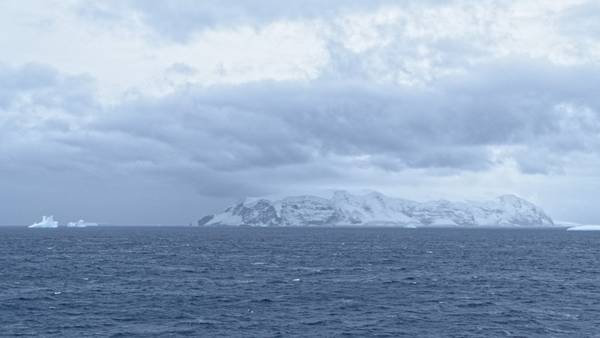 Erster Blick auf eine der Balleny Islands (Young Island). Foto: Silvia Henning, TROPOS Erster Blick auf eine der Balleny Islands (Young Island). Foto: Silvia Henning, TROPOS