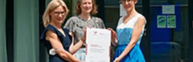 TROPOS has been awarded the "berufundfamilie" certificate for the fourth time:
Head of Administration Kathrin Niehuus (l.) with Equal Opportunities Officers Dr. Birgit Wehner (r.) and Beate Richter (m.) and the certificate. Photo: Tilo Arnhold, TROPOS