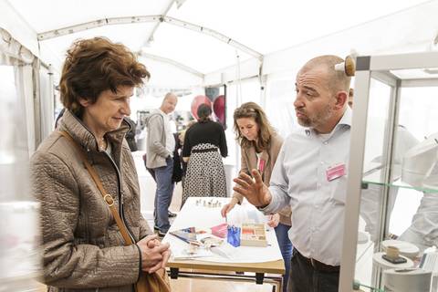 Wissenschaftsministerin Dr. Eva-Maria Stange am Stand des Leibniz-Instituts für ökologische Raumentwicklung (IÖR). Foto: CHRISTIAN HÜLLER FOTOGRAFIE