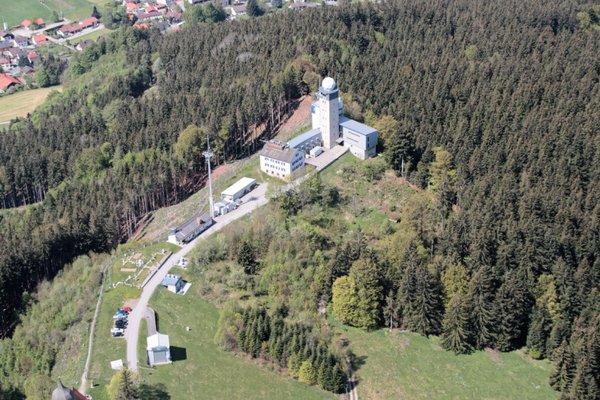 Das Meteorologisches Observatorium Hohenpeißenberg gilt als das älteste Bergobservatorium der Welt. Es erfasst seit 1781 meteorologische Daten und ist seit 1993 Globalstation im weltweiten Klimaüberwachungsprogramm (GAW). Die Station liegt 65 km südwestlich von München im Alpenvorland und ist eines von zwei Forschungsobservatorien des Deutschen Wetterdienstes (DWD). Hier werden unter anderem neue Beobachtungsmethoden für den Radarverbund erprobt und Methoden zur Verbesserung der Wettervorhersage und von Wetterwarnungen entwickelt.  Foto: Ulf Köhler, DWD
