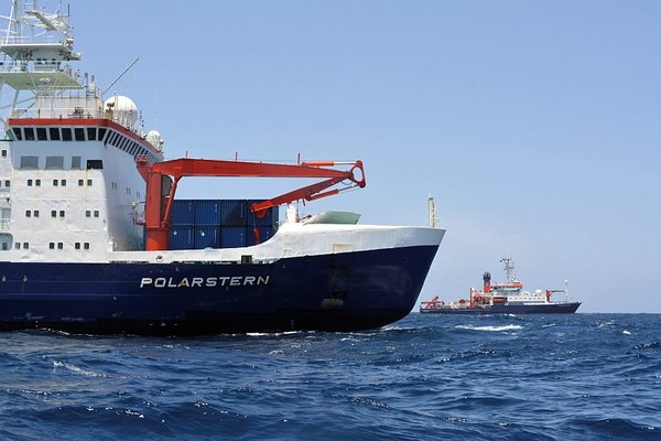 Polarstern (vorn) und Meteor (hinten) bei ihrer Begegnung im Atlantik. Foto: Simon Jungblut, PoIE