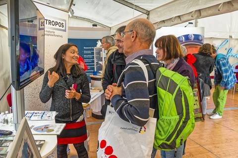 Unsere Expertinnen zur Luftqualität waren gefragte Gesprächspartnerinnen am TROPOS-Stand. Foto: Kay Weinhold, TROPOS