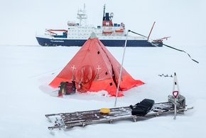 DLF-Autorin Claudia Doyle sprach zum Expeditionsstart mit dem wissenschaftlichen Fahrtleiter Andreas Macke über die Pläne, an einer Eisscholle in der Arktis festzumachen. Archivfoto: Alfred-Wegener-Institut / Mario Hoppmann