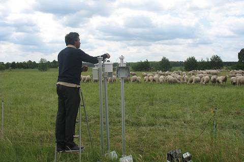 Dienstags werden alle Pyranometer mit neuen Batterien bestückt. Heute waren viele Schaulustige dabei. Foto: Janine Lückerath/ Universität Bayreuth