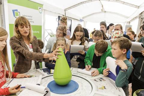 Am Stand des Leibniz-Instituts für ökologische Raumentwicklung (IÖR). Foto: CHRISTIAN HÜLLER FOTOGRAFIE