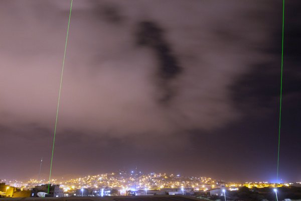 Lidar-Expertinnen und -Experten aus Deutschland und Griechenland haben im Rahmen einer internationalen Messkampagne zwei Lidargeräte auf den Kapverdischen Inseln aufgebaut, um im Juni/Juli in der Hauptsaison den Saharastaub messen zu können. Foto: Edson Silva Delgado, Etfilmes / OSCM