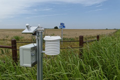 Die PyrNet-Geräte vom TROPOS messen in den kommenden 3 Monaten in den Feldern Oklahomas Globalstrahlung, Temperatur und Luftfeuchtigkeit im Sekundentakt. Foto: Jonas Witthuhn, TROPOS