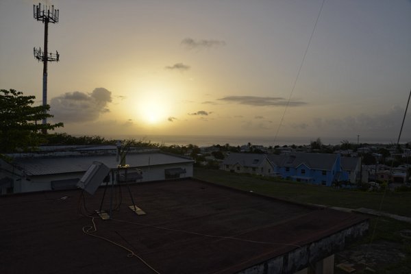 Die "weiße Sonne" - ein Indikator für vorhandene Staubschichten in der Troposphäre. Im Vordergrund: Sonnenphotometer.  Foto: Michael Jähn/TROPOS