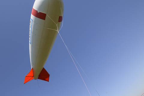 Die Thermik setzt ein und langsam weht ein leichtes Lüftchen, das den Ballon zum Leben erweckt und zappeln lässt.