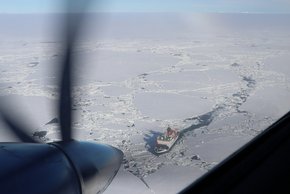 Erster Überflug von Polar 6 über der Polarstern im Eis. Foto: Tatiana Nomokonova, Universität zu Köln