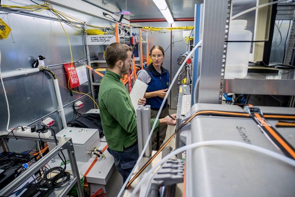 Discovering the secrets of the Antarctic air: Drei Monate lang hat ein Container für Julia Schmale und ihre KollegInnen als Labor gedient. Auf die Ergebnisse sind PSI, ETH und TROPOS gespannt. Foto: Sharif Mirshak, ACE-Expedition