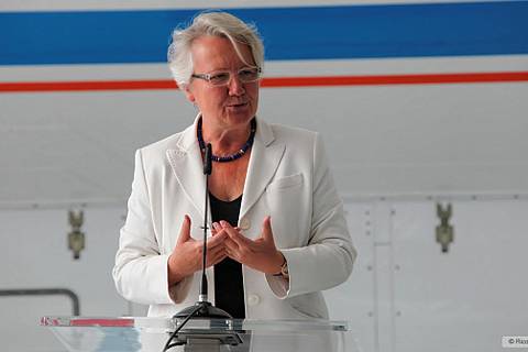 Annette Schavan, Bundesministerin für Bildung und Forschung von 2005 bis 2013, übergibt das neue Forschungsflugzeug HALO (High Altitude and Long Range Research Aircraft) an die Wissenschaft.  Foto: Rico Hengst/TROPOS