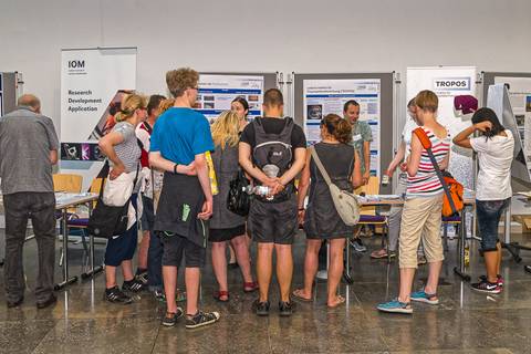 IfL, IOM und TROPOS präsentierten ihre Forschung im Neuen Augusteum der Universität am Augustusplatz und hatten viele Fragen wissensdurstiger LeipzigerInnen zu beantworten. Foto: Tilo Arnhold, TROPOS