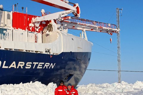 Ludovic Bariteau  (CIRES & NOAA Boulder) & Hans-Werner Jacobi (CNRS Grenoble) sind Teil eines Teams, das vom vertikalen Mast am Bug der Polarstern Treibhaus- und Spurengase wie Ozon in der Atmosphäre misst. Foto: John Bilberry, Los Alamos National Laboratory, ARM.