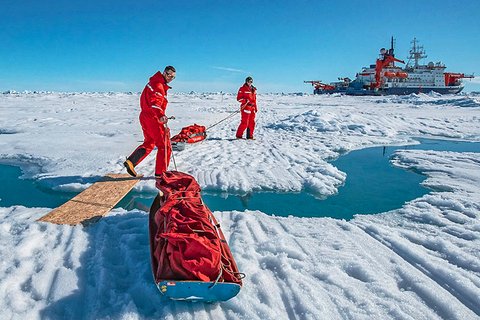 Während die MOSAiC-Scholle langsam taute, wurden die Schmelztümpel im größer und die Arbeit auf dem Eis zunehmend schwieriger. Foto: Lianna Nixon, University of Colorado