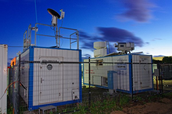 Das Leipziger Aerosol- und Wolkenfernerkundungssystem (LACROS) besteht aus mehreren mit Instrumenten bestückten Containern und kann weltweit eingesetzt werden. In den letzten drei Jahren wurden damit Messungen in Punta Arenas, Chile, durchgeführt, wo unter anderem der Rauch der australischen Waldbrände im Jahr 2020 vermessen wurde.  Foto: Patric Seifert, TROPOS
