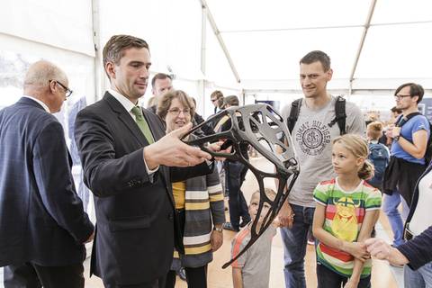 Martin Dulig, Staatsminister für Wirtschaft, Arbeit und Verkehr, am Stand des IPF. Foto: CHRISTIAN HÜLLER FOTOGRAFIE