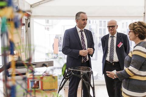 Thomas Schmidt, Staatsminister für Umwelt und Landwirtschaft, am Stand des IPF. Foto: CHRISTIAN HÜLLER FOTOGRAFIE