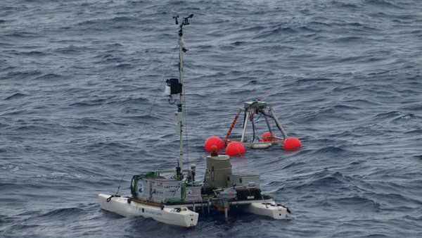 Zum Einsatz kommen eine sensorbestückte Spezial-Driftboje und ein ferngesteuerter Forschungskatamaran. Foto: Dr. Oliver Wurl/ ICBM