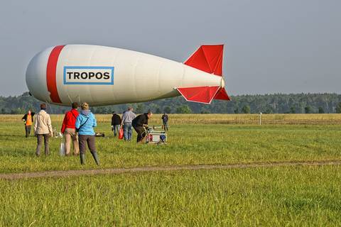 Halb Sieben in Melpitz: „Rollout“ zum nächsten Ballonstart. Foto: Tilo Arnhold/TROPOS