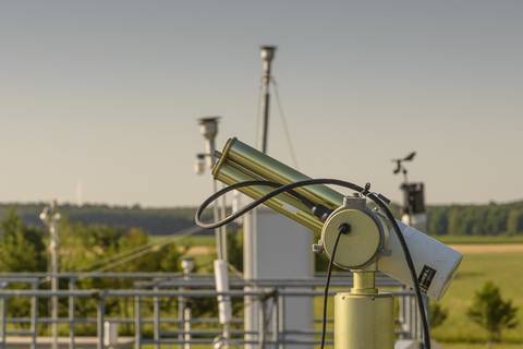 Parallel dazu laufen diverse Messungen vollautomatisch: Die Sonnenphotometer messen die Aerosoloptische Dicke, also wie stark die Sonnenstrahlung durch Partikel in der Atmosphäre gedämpft wird.