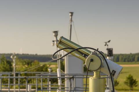 Parallel dazu laufen diverse Messungen vollautomatisch: Die Sonnenphotometer messen die Aerosoloptische Dicke, also wie stark die Sonnenstrahlung durch Partikel in der Atmosphäre gedämpft wird.