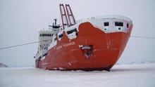Auf dem russischen Forschungseisbrecher "Akademik Tryoshnikov" will die Expedition in den kommenden Monaten die Antarktis umrunden. Foto: AARI