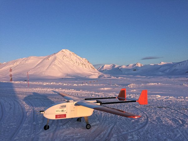 UAV ALADINA vor dem Zeppelinberg bei Ny-Ålesund (Foto: Konrad Bärfuss, TU Braunschweig).