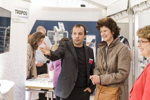 Wissenschaftsministerin Dr. Eva-Maria Stange am Stand des Leibniz-Instituts für Troposphärenforschung (TROPOS). Foto: CHRISTIAN HÜLLER FOTOGRAFIE