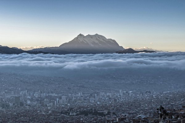 La Paz und der markante Gipfel des Illimani (6439m). Foto: Ever Veimar Huanca Lucero 