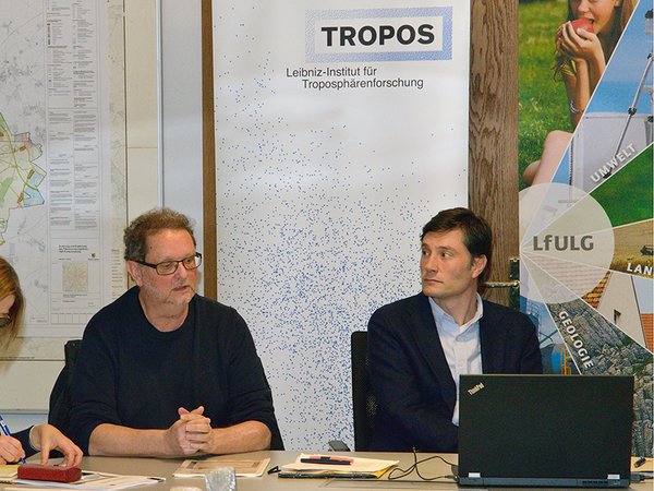 Prof. Alfred Wiedensohler from TROPOS (left) presents the report together with Dr. Ing. Gunter Löschau from the LfULG and Heiko Rosenthal, Mayor for the Environment, Order, Sports of the City of Leipzig (right), in the town hall. Photo: Tilo Arnhold/TROPOS
