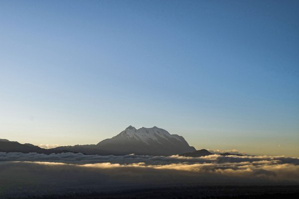 Der markante Gipfel des Illimani (6439m) in Bolivien. Ruß aus dem Straßenverkehr der Schwellenländer kann bis in hohe Luftschichten gelangen, dort über große Entfernungen transportiert werden und so zur Klimaerwärmung beitragen. Foto: Ever Veimar Huanca Lucero 