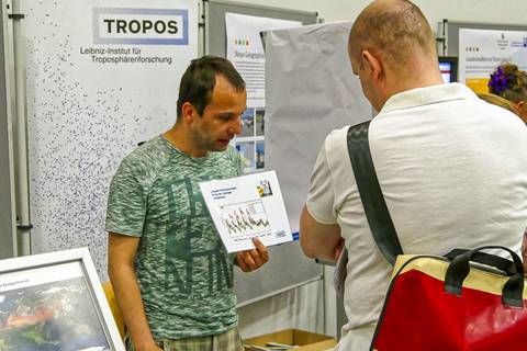 IfL, IOM und TROPOS präsentierten ihre Forschung im Neuen Augusteum der Universität am Augustusplatz und hatten viele Fragen wissensdurstiger LeipzigerInnen zu beantworten. Foto: Tilo Arnhold, TROPOS