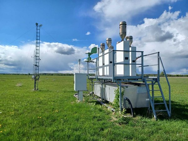 Messgeräte zur Detektion und Sammlung von biologischen Aersolpartikeln an der TROPOS Forschungsstation in Melpitz (Poleno links und Hirst Pollenfalle in grün) vor derm Hintergrund einer regnenden Cumulus congestus.