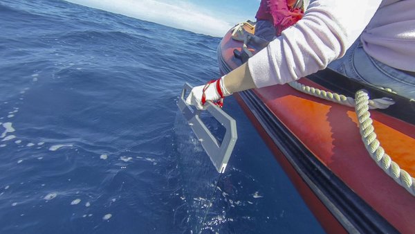 The surface film was collected from the Leipzig scientist Dr. Manuela van Pinxteren in the North Atlantic with the glass plate technology. Photo: Tilo Arnhold/TROPOS