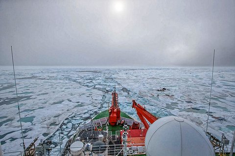 Eisbewegungen haben die Position der Polarstern über Nacht verschoben und machten einige Arbeiten am folgenden Tag nötig. Foto: Lianna Nixon, University of Colorado