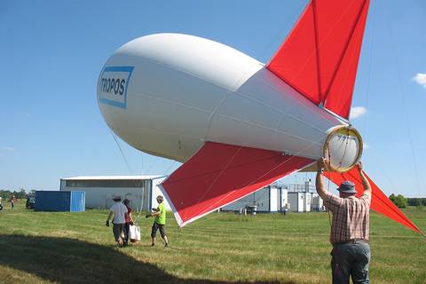 Nun wird der Ballon erst einmal wieder in die Halle gebracht, bis dann am 15.6. die Intensivmessphase beginnt Foto: Janine Lückerath/ Universität Bayreuth