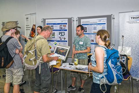 IfL, IOM und TROPOS präsentierten ihre Forschung im Neuen Augusteum der Universität am Augustusplatz und hatten viele Fragen wissensdurstiger LeipzigerInnen zu beantworten. Foto: Tilo Arnhold, TROPOS