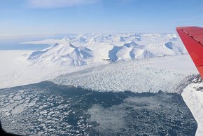 Glacier in Arctic seen from Polar5 while the Polar6 scientists still need to wait for their first research flight. Foto: Tatiana Nomokonova, Universität zu Köln