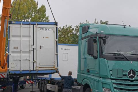 Verladung der Messcontainer am TROPOS am 8.10.15 für die Polarstern-Expedition PS95. Foto: Tilo Arnhold/TROPOS