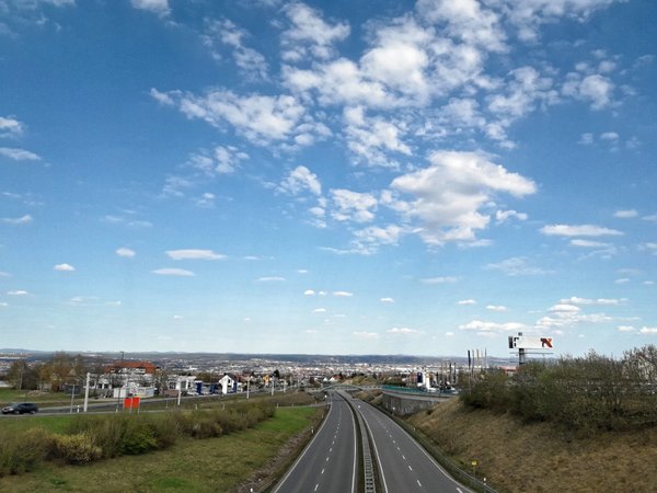 Dresden during the COVID-19 lockdown (12 April 2020): View from Gompitz over the empty Coventrystraße (B173) to the city. Photo: Tilo Arnhold, TROPOS 