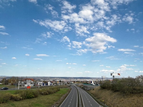 Dresden während des Corona-Lockdowns (12.04.20): Blick von Gompitz über die leere Coventrystraße (B173) auf die Stadt. Foto: Tilo Arnhold, TROPOS 