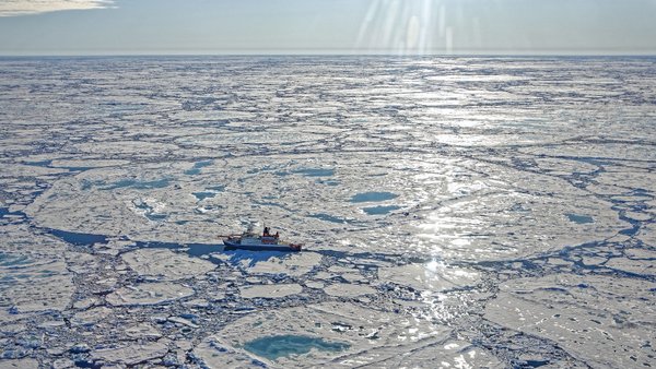 Luftaufnahme der MOSAiC-Scholle am 30. Juni 2020. Die Messungen werden in den nächsten Tage von Bord der Polarstern fortgesetzt. Foto: Markus Rex, AWI