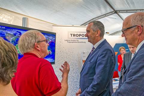 Thomas Schmidt, Staatsminister für Umwelt und Landwirtschaft, am TROPOS-Stand. Foto: Kay Weinhold, TROPOS