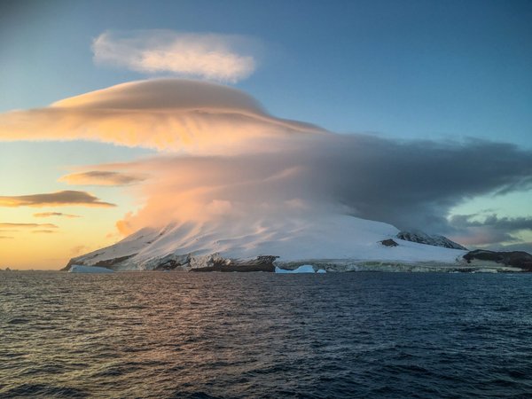 "UFO-Wolke" über den South Sandwich. Foto: Sarah Perrin, ACE-Expedition "UFO-Wolke" über den South Sandwich. Foto: Sarah Perrin, ACE-Expedition