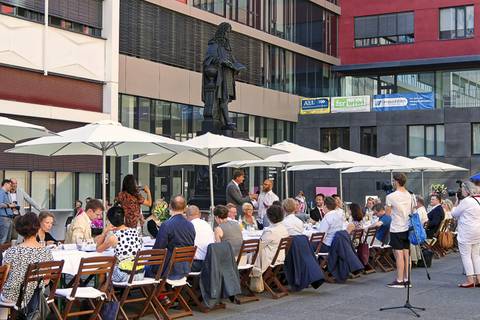 Geburtstagstafel zu Ehren von Gottfried Wilhelm Leibniz im Leibniz-Forum der Universität Leipzig. Foto: Beate Richter, TROPOS