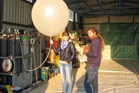 Unsere KollegInnen vom LIM der Universität Leipzig bereiten in den ersten Sonnenstrahlen die Radiosonde vor, damit aktuelle Infos zur Luftschichtung vorliegen und die Höhen für die Sensoren am Ballon ausgewählt werden können. Foto: Janine Lückerath/