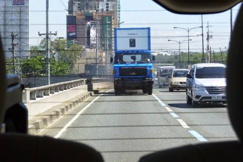 16.05.15: Auf der Stadtautobahn in Manila.