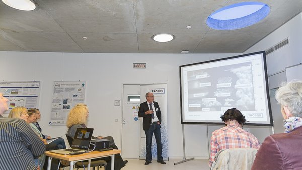 Einweihung des „Leipzig Aerosol and Cloud Interaction Simulator - Turbulence“ (LACIS-T) am TROPOS. Laborleiter Dr. Frank Stratmann (TROPOS) beim der Vorstellung des neuen Windkanals. Foto: Tilo Arnhold, TROPOS