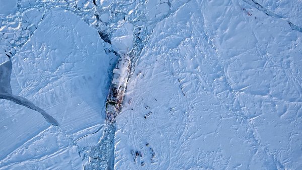 Die MOSAiC-Scholle mit der FS-Polarstern und den Instrumenten auf dem Eis aus der Luft. Foto: AWI